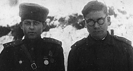 Младший лейтенант Н. Яненко (справа) и капитан Н. Петров. Волховский фронт, декабрь 1943 г.